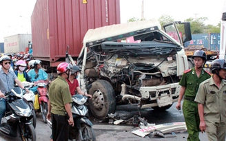 Tông vào xe tải, container nát đầu