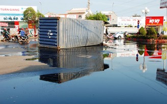 Rớt thùng container, hàng ngàn lít dầu điều tràn ra đường