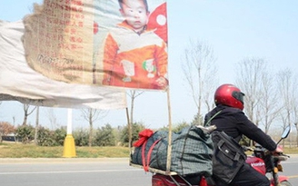 Di chuyển bằng 10 vòng trái đất tìm con