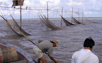 Tàu cá bị chìm, 6 ngư dân ôm cột đáy suốt đêm giữa biển
