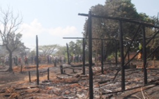 Sét đánh bén lửa: Thiêu rụi 12 căn nhà, thiệt hại nhiều tỉ đồng