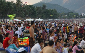 Biển Nha Trang: toàn người với người; biển Vũng Tàu: rác phủ đầy