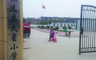 Một lớp phó bắt bạn ăn phân, uống nước tiểu để vòi tiền