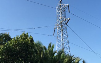 Xà lan vướng dây dẫn gây mất điện ở Long An, Tiền Giang