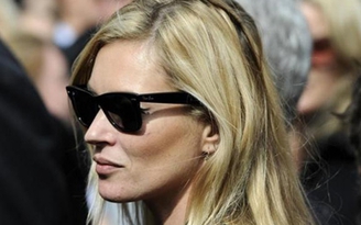 Kate Moss bị cảnh sát áp giải