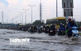[CHÙM ẢNH] Xa lộ Hà Nội thành sông sau mưa