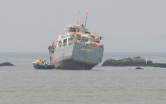 Tàu Bình Thuận 16 chở 150 người mắc cạn ngay cửa biển