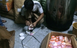 Triệt phá đường dây làm giả mỹ phẩm quy mô lớn