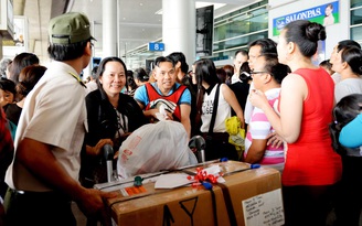 Sân bay Tân Sơn Nhất tấp nập Việt kiều về quê ăn tết