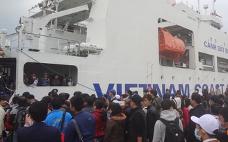 Tàu Cảnh sát biển đưa 660 hành khách về đảo Lý Sơn đón Tết