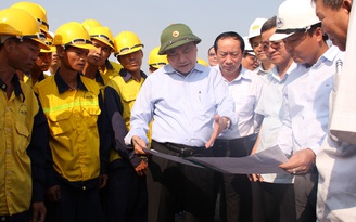 Phó thủ tướng Nguyễn Xuân Phúc chỉ đạo công tác khắc phục sự cố sập cầu Ghềnh