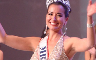 Mrs. World 2011 ngồi ghế nóng Hoa hậu quý bà Việt Nam thế giới