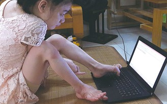 Nữ sinh viết chữ bằng ngón chân cái