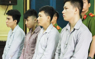 Côn đồ cầm hung khí rủ nhau đi truy sát ‘con nợ’