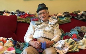 Cụ ông 86 tự học cách đan mũ len để tặng trẻ sơ sinh