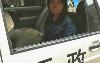 Một phụ nữ Việt ở Trung Quốc bất ngờ lao ra khỏi ô tô kêu cứu