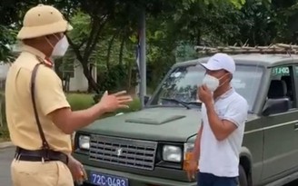 Người đàn ông lái xe biển số xanh cự cãi cảnh sát, vượt chốt kiểm dịch