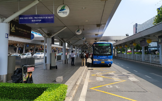 Cần ưu tiên xe buýt ở sân bay