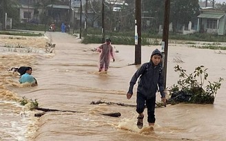 Mưa lớn ở Đà Nẵng: Nước lũ chảy xiết cuốn trôi xe máy điện, một học sinh được cứu sống