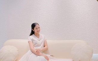 Hoa hậu Ngọc Hân tinh khôi và quyến rũ trong những set đầm màu trắng