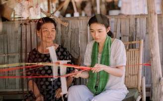 'Chê' mức lương… quốc tế, hai cử nhân đi tìm đầu ra cho thổ cẩm Việt