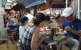 Người người xếp hàng đợi ăn tô mì vịt tiềm 90.000 đồng ở Thị Nghè
