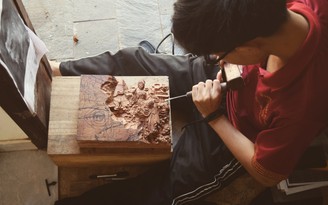 Nghệ nhân 21 tuổi dành 500 giờ để chạm khắc bức tranh gỗ độc đáo