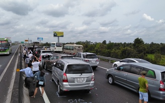 Tai nạn trên đường cao tốc TP.HCM - Trung Lương, 8 ô tô tông liên hoàn