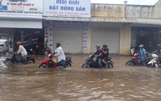 'Điệp khúc buồn' ở Phú Quốc, mưa lớn là ngập, xe chết máy la liệt