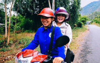 Đội quân 100 nữ xe ôm núi Cấm: Tay lái lụa trên cung đường 'dựng tóc gáy'