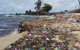 Rác tấp ngập bãi biển Dinh Cậu, Bí thư Phú Quốc cử hơn 200 trăm người dọn sạch