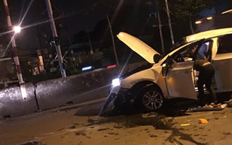 Tai nạn ở Long An: Xe 4 chỗ lật trên quốc lộ, 4 người kẹt trong xe