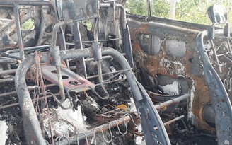 Xe Fortuner bất ngờ cháy trơ khung trên đường ở Sa Đéc, Đồng Tháp