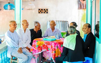 Nơi 'độc' nhất Việt Nam hơn 10 cụ sống 117 tuổi: 90 vẫn chạy xe, làm từ thiện