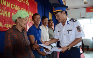 Cảnh sát biển Việt Nam trao quà cho hàng trăm ngư dân nghèo ven biển