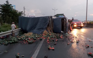 Cả xe tải dưa hấu lật nhào trên cao tốc TP.HCM - Trung Lương