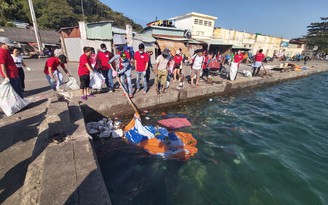 Hơn 300 bạn trẻ làm vệ sinh cảng biển Phú Quốc