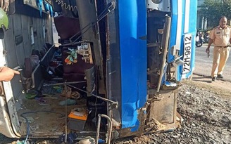 Tai nạn ở Long An: Xe chở công nhân lật, đè chết 2 người đi đường