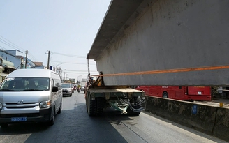 Hoang mang với xe chở dầm cầu khổng lồ 'chen' giữa dòng xe trên đường về Miền Tây