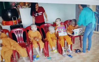 Nhiều người đến thăm, tặng quà cho 5 chú bé Bồng Lai
