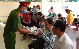 Đoàn thanh niên công an phát 10.000 khẩu trang cho người dân phòng virus corona