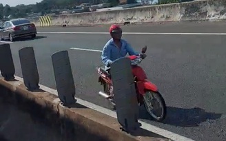 Kinh hoàng người đàn ông chạy xe máy ngược chiều trên cao tốc TP.HCM - Trung Lương