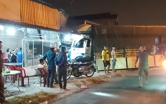 Tai nạn ở Tiền Giang: Xe tải lao vào quán ăn, thực khách một phen hoảng vía