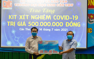 Trường ĐH Nam Cần Thơ ủng hộ Cần Thơ 500 triệu đồng phòng chống Covid-19