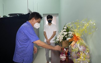 Lập bàn thờ vọng cho một sinh viên Lào chịu tang cha