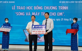 Kiên Giang: Trao 10.000 sim điện thoại và thiết bị học trực tuyến cho học sinh nghèo