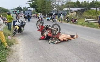 Tiền Giang: Một phụ nữ tử vong bên cạnh xe máy chổng bánh ngay dốc cầu