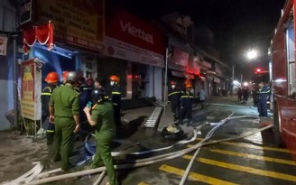 Tiền Giang: Cháy cửa hàng màn cửa giữa khuya, 3 người bị thương