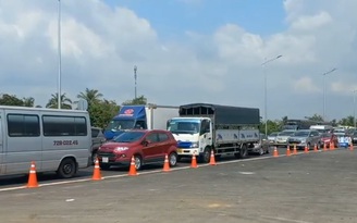 27 tết, xe cộ kéo về miền Tây, cao tốc Trung Lương - Mỹ Thuận ùn tắc đầu ra