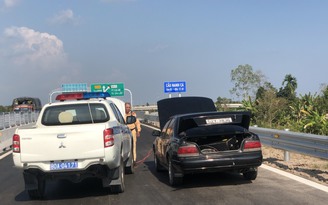 Ô tô chết máy trên cao tốc Trung Lương-Mỹ Thuận được CSGT kích bình kịp thời